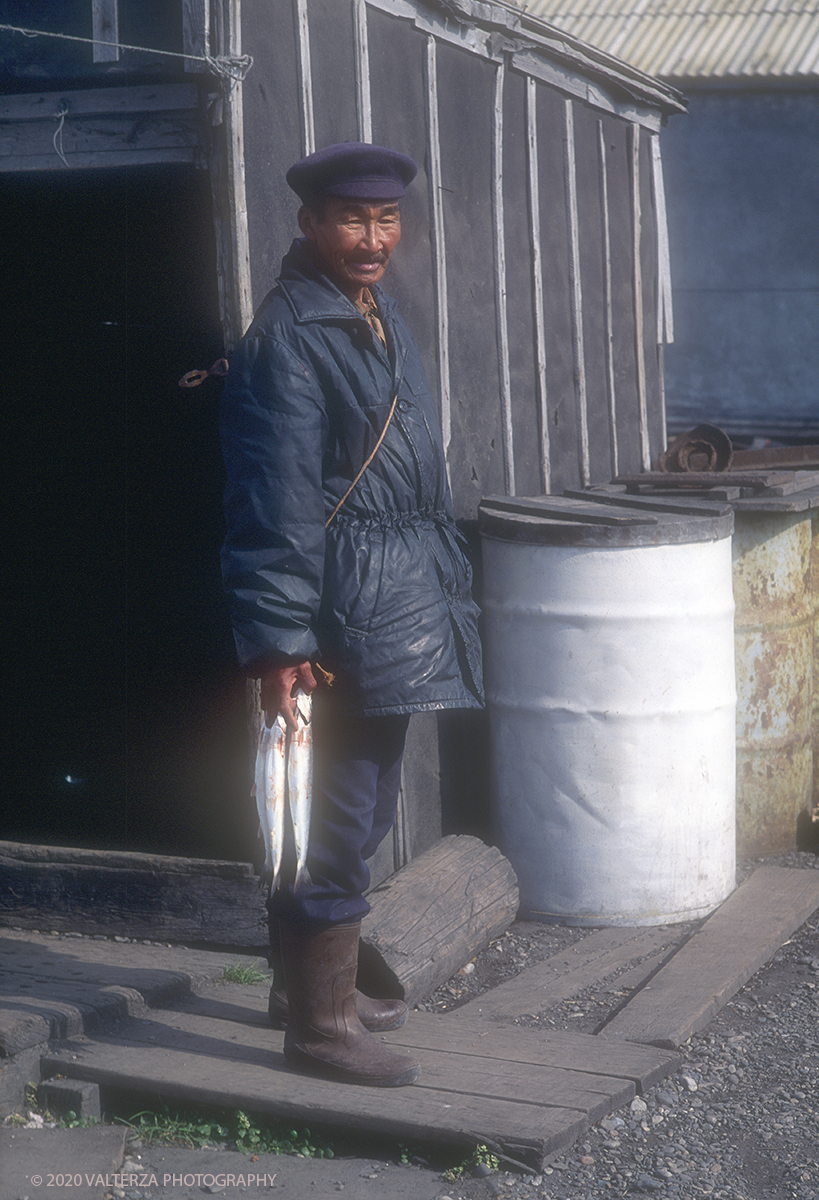 137 SIBERIA.jpg - Luglio/Agosto 1992. Siberia, terra dei Chukchi. Nell'oceano artico  125 Km a nord-est della penisola dei Chukchi (Siberia) c'Ã¨ l'isola di Wrangel, essa ospita piÃ¹ del doppio di specie vegetali (417) di qualsiasi territorio artico a paritÃ  di superficie nonchÃ¨ 30 specie diverse di uccelli oltre ad orsi polari, foche e trichechi ; per questo motivo   Ã¨ stata proclamata patrimonio dell'umanitÃ  dall'UNESCO. Nella foto Uelen anziano di etnia Chukchi.